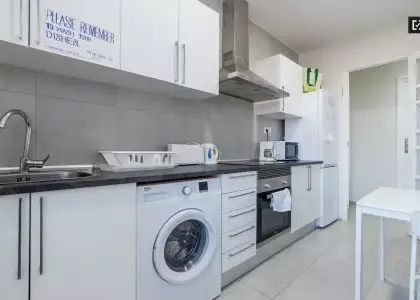 Cama doble en habitaciones en alquiler en apartamento de 5 habitaciones en la moderna Russafa en Valencia