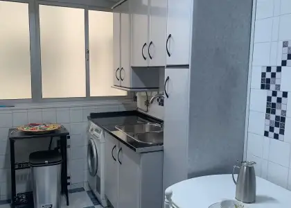Habitación en piso compartido de 4 dormitorios en alquiler en Jardín de Málaga, solo para profesionales en Málaga