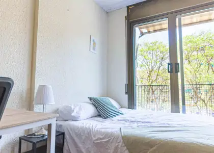 Habitación en piso compartido de 4 habitaciones en alquiler en Sants en Barcelona