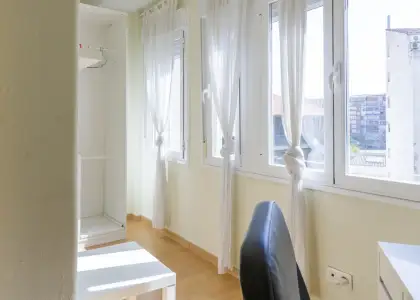 Habitación en piso compartido de 4 habitaciones en alquiler en Zaragoza, ideal para mujeres. en Zaragoza