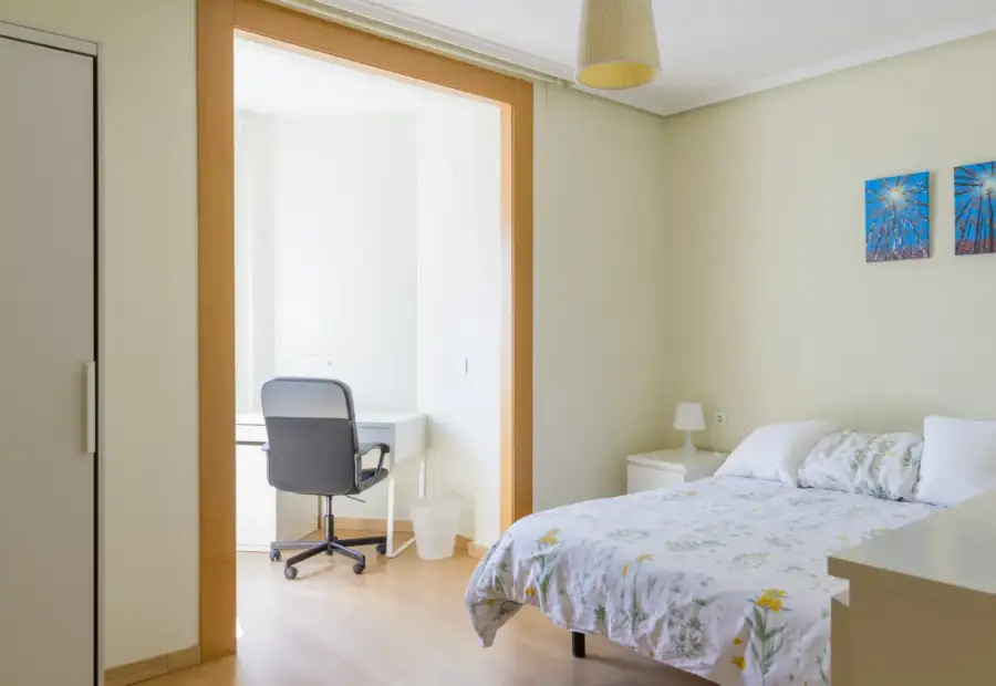Habitación en piso compartido de 4 habitaciones en alquiler en Zaragoza, ideal para mujeres. en Zaragoza