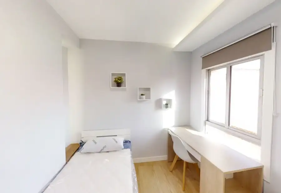 Habitación en piso compartido de 5 habitaciones en Casería de Montijo, con todos los gastos incluidos, ideal para mujeres profesionales o estudiantes. en Granada