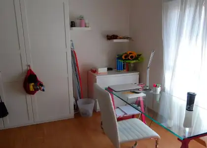 Habitación en piso compartido de 5 habitaciones en Zaragoza, solo para mujeres, profesionales. en Zaragoza