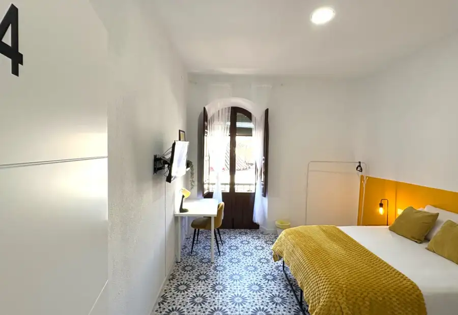 Habitación en piso compartido de 6 habitaciones en alquiler en Albaycín perfecta para chicas, profesionales y estudiantes en Granada