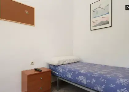 Habitación en un apartamento compartido de 15 habitaciones en alquiler en Pajaritos, ideal para mujeres y profesionales. en Granada