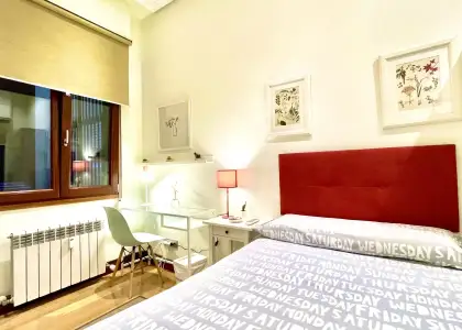 Habitación en un apartamento compartido de 4 dormitorios en alquiler en Abando, gastos incluidos, perfecto para profesionales y estudiantes en Bilbao