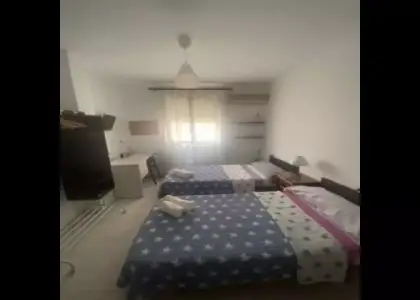 Habitación en un apartamento compartido de 8 habitaciones en Cruz del Humilladero. Se admiten parejas. en Málaga