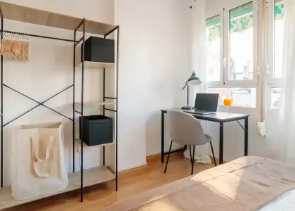 Habitación en un piso compartido de 5 habitaciones en Alicante, ideal para profesionales y estudiantes. en Alicante (Alacant)