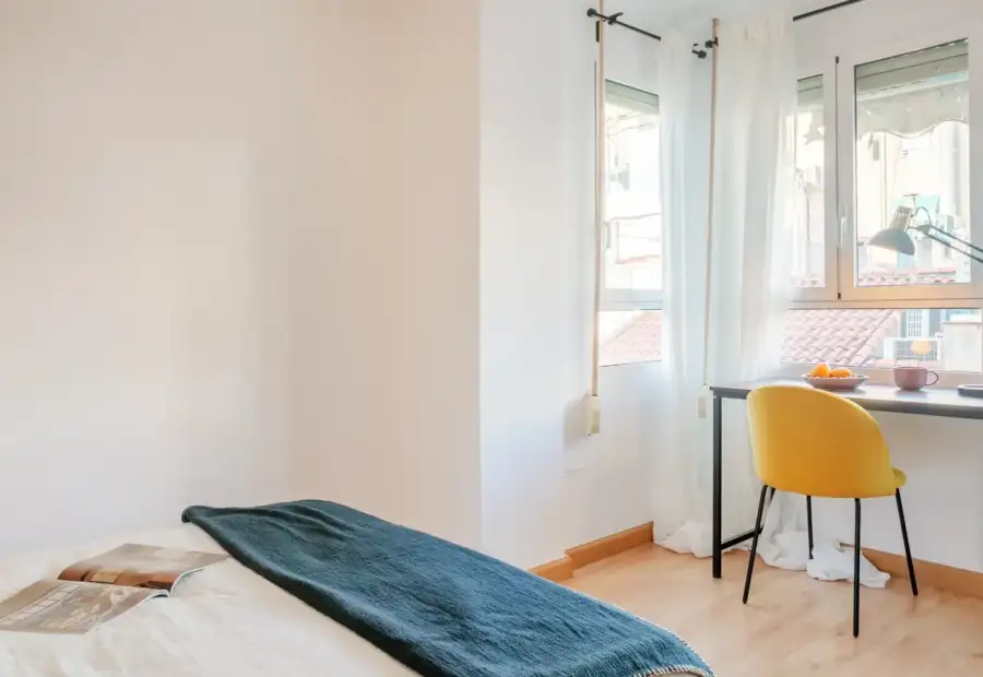 Habitación en un piso compartido de 5 habitaciones en Alicante, ideal para profesionales y estudiantes. en Alicante (Alacant)