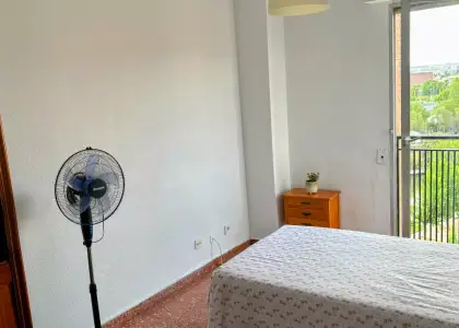Habitación en un piso compartido de 5 habitaciones en Murcia, con algunos gastos incluidos. en Murcia