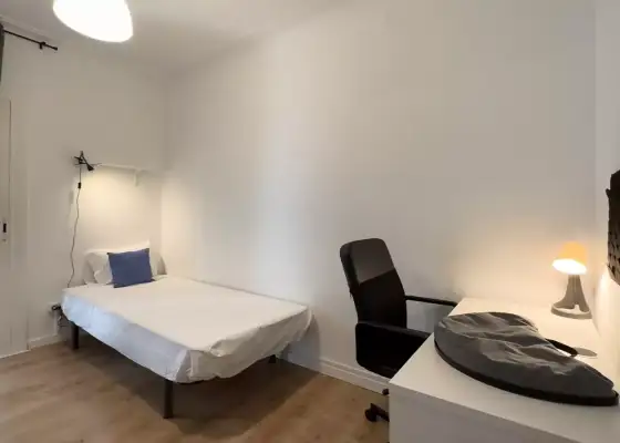 Habitación en un piso compartido de 7 dormitorios en alquiler en Sant Antoni en Barcelona