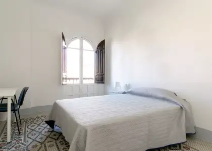 Habitación en un piso compartido de 7 habitaciones en alquiler en San Ildefonso. en Granada