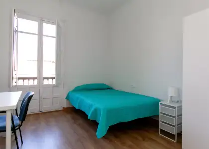 Habitación en un piso compartido de 7 habitaciones en alquiler en San Ildefonso. en Granada