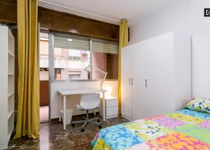 Se alquila habitación en piso compartido de 5 habitaciones en Camino de Ronda, Granada. en Granada