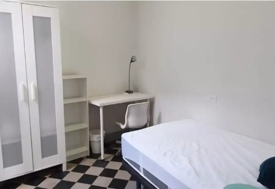 Se alquila habitación en piso compartido de 6 habitaciones en Centro-Sagrario en Granada