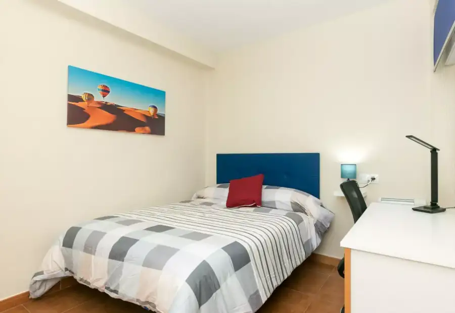 Se alquila habitación en piso de 4 habitaciones en Granada en Granada