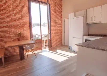 Se alquila habitación en piso de 5 habitaciones en Barcelona en Barcelona