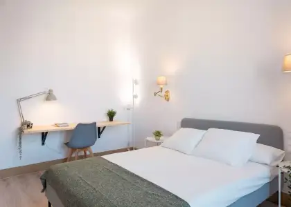 Se alquila habitación en piso de 6 habitaciones en Barcelona en Barcelona