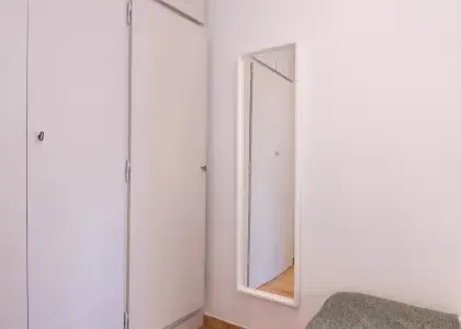 Se alquila habitación en piso de 6 habitaciones en Barcelona en Barcelona